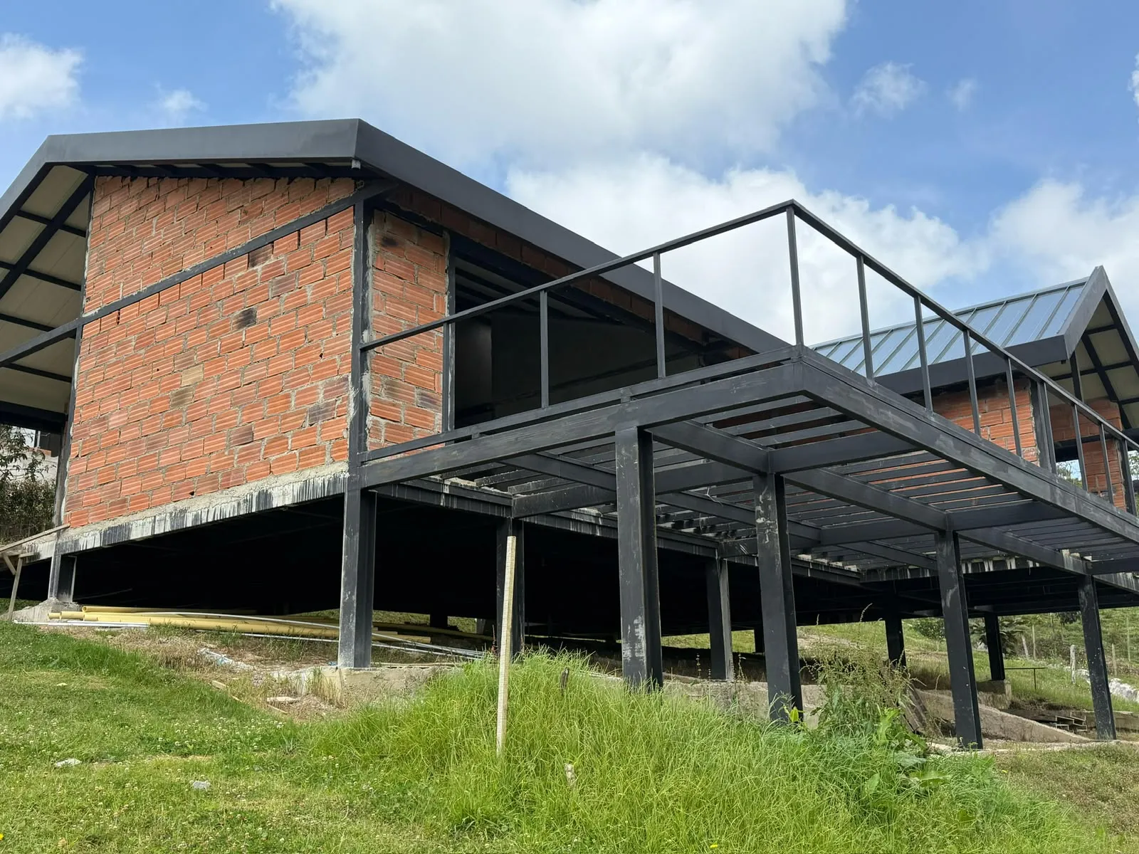 Estructura metálica de casa de dos pisos en Rionegro
